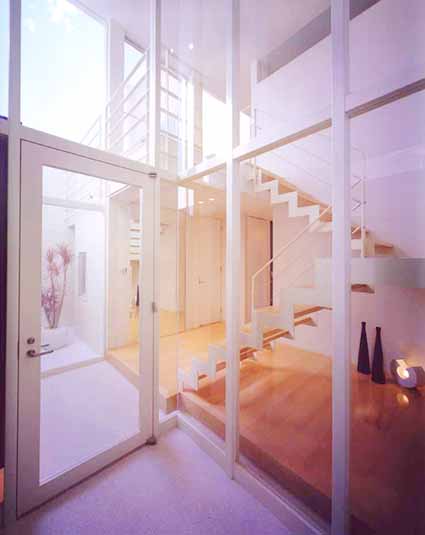 玄関から階段スペースを眺める