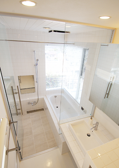 天井まで続く窓を配した明るいリビング