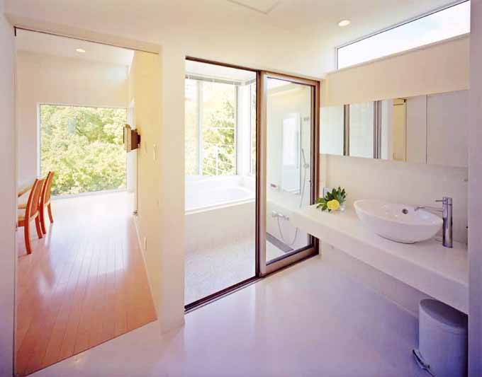 洗面スペースから見える緑