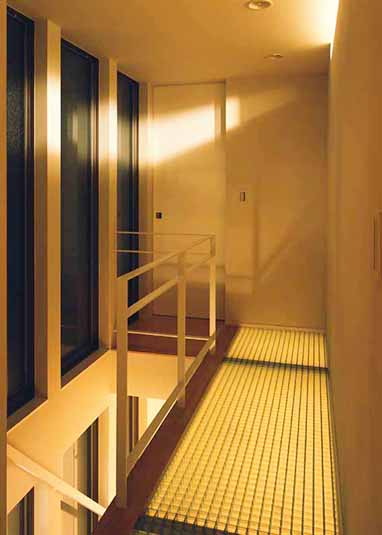 下からの灯りが届く階段上スペース