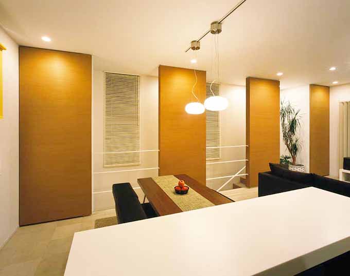 格子状の木の壁がアクセントのリビングスペース