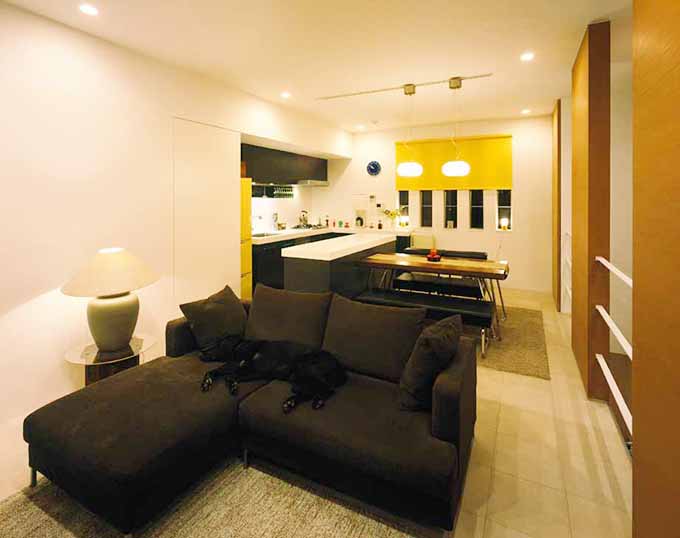 黒がポイントのリビング