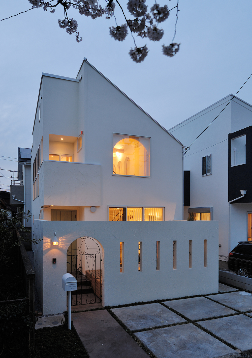 南欧テイストをよりモダンにアレンジした、オリジナリティあふれる外観