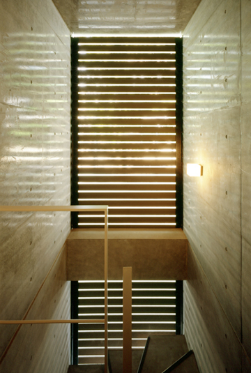 幻想的な光に包まれる階段室のルーバー