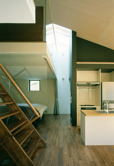 寝室と水まわりを隔てるトップライト