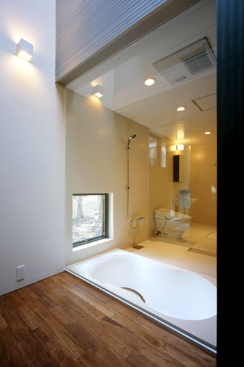 浴槽から垣間見える小さな自然