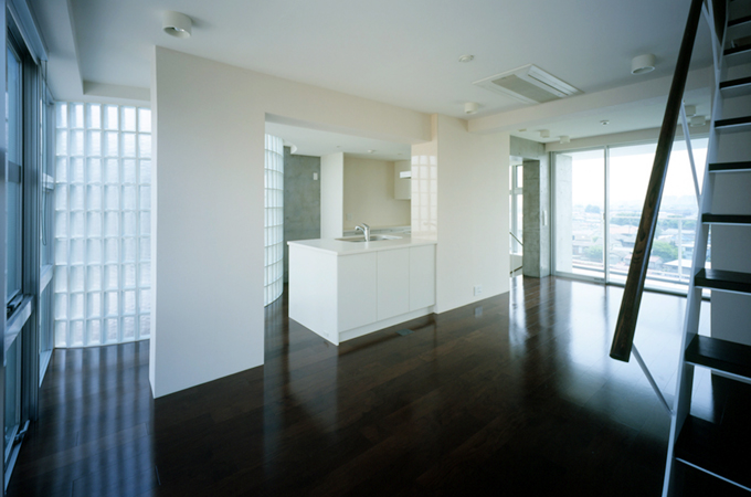 南北の開口と側面のガラスブロックで明るいLDK