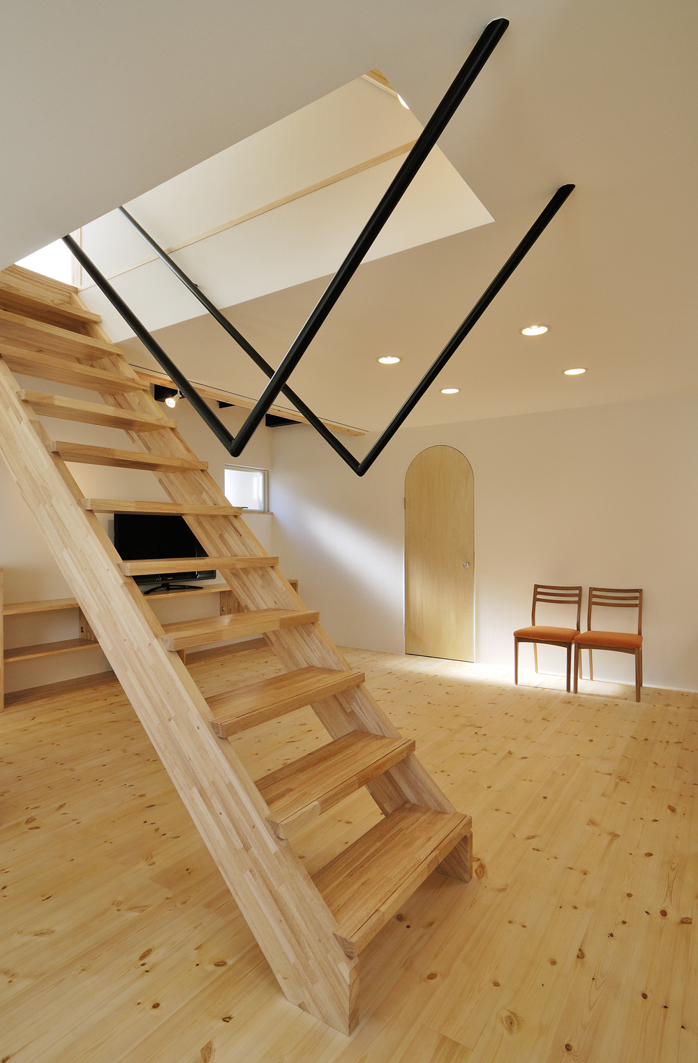 手摺を天井にて支持することにより、軽快な印象を付加した階段