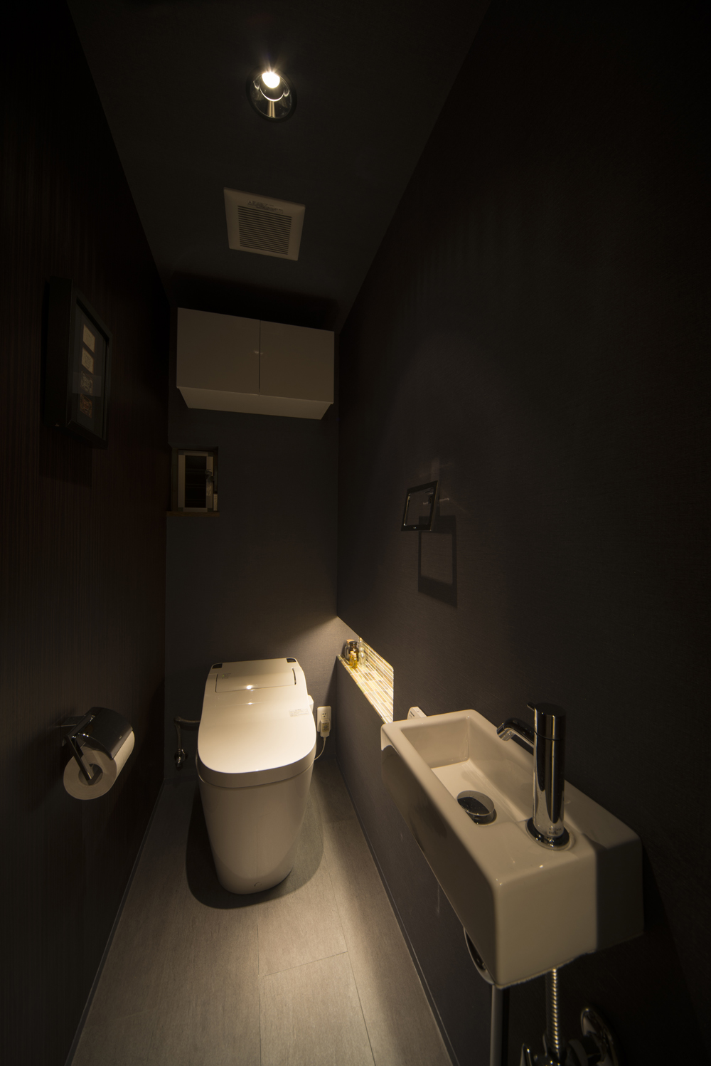 ギャラリーの一角のような、ムーディなトイレ