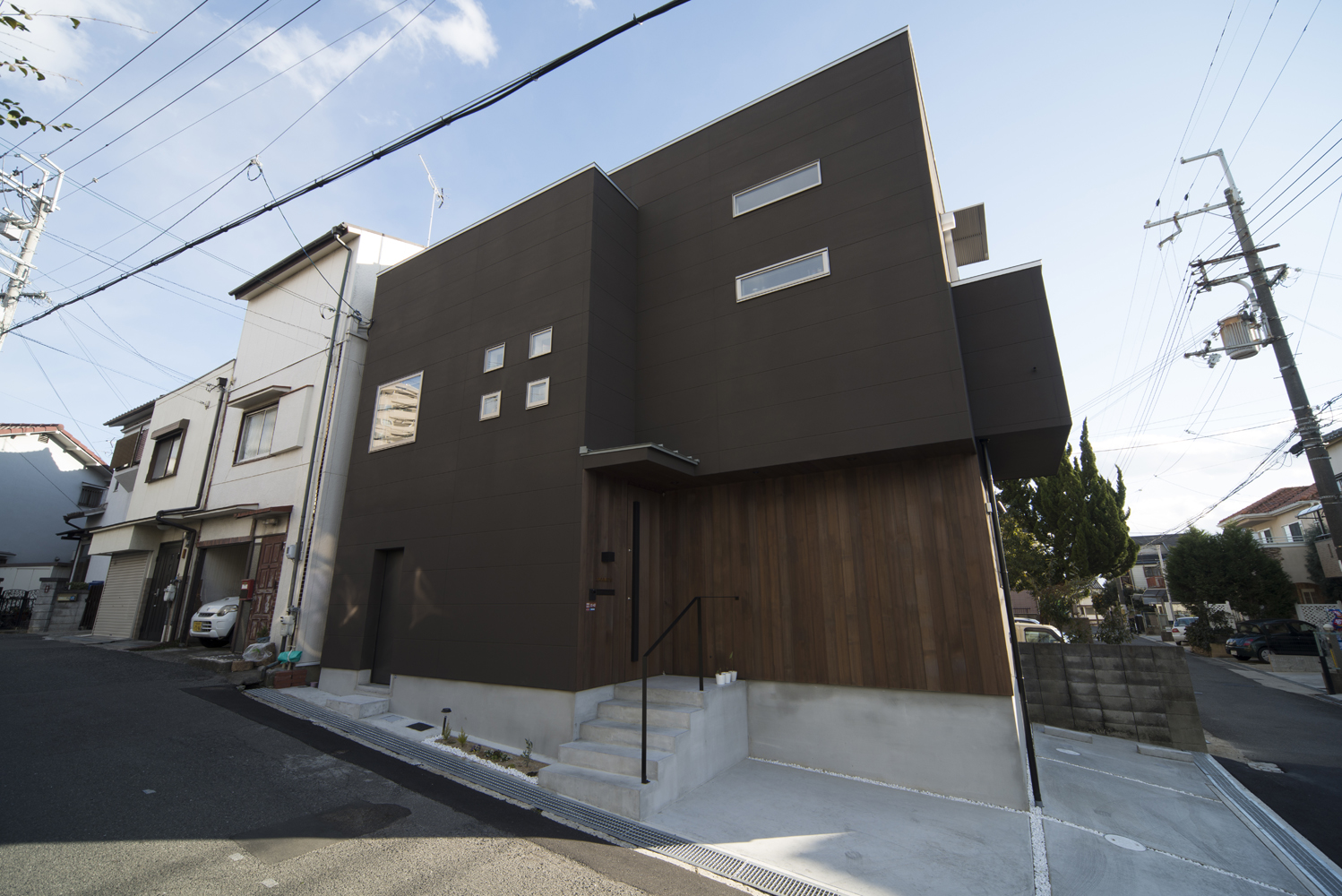 ありきたりなツートンではなく同系色で素材の違いを見せることで、上級者のセンスを感じる外観