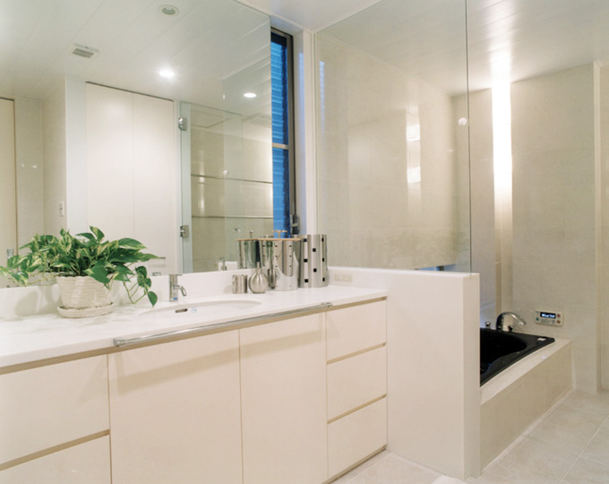 白で統一した浴室洗面にもグリーンを添えて