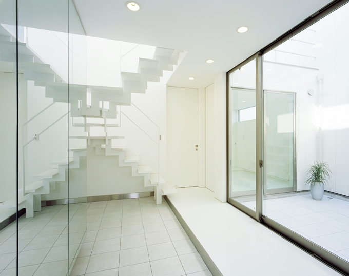 ガラスに映り込む白い階段が美しい