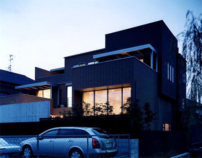 家族を包むやわらかい灯り