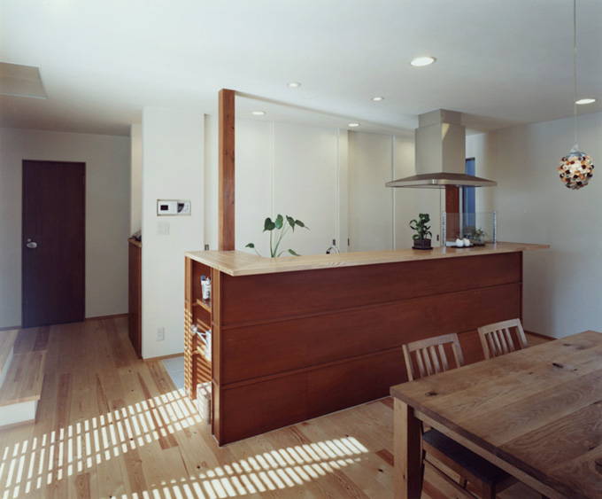 存在感ある木製カウンターのキッチン