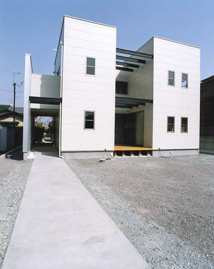 広々とした玄関アプローチ