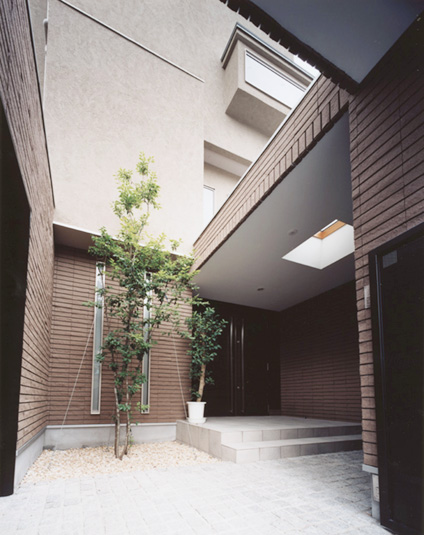 大きく育ってほしい、玄関前のシンボルツリー