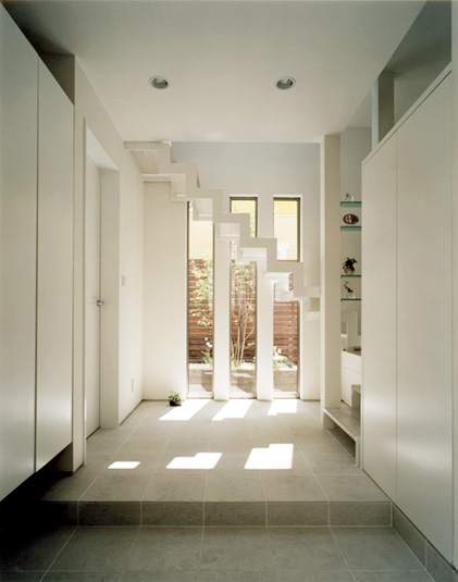 幾何学的な階段フォルムもデザインの一部に