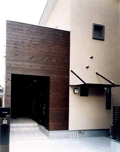 ベージュと木目の組み合わせが美しい外観