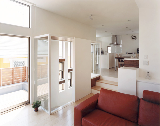 明るい日差しを取り入れるナチュラルな雰囲気のリビング