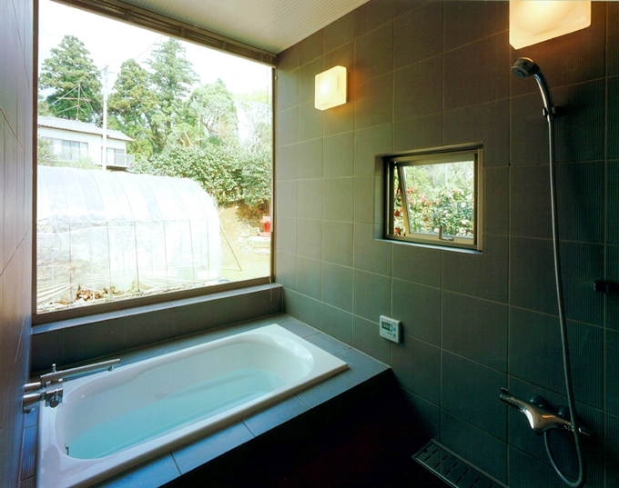 大きな窓で露店風呂のようなバスルーム