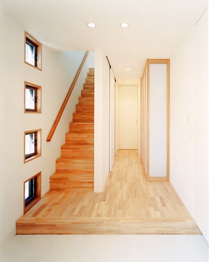 玄関からリビングへと繋がる階段