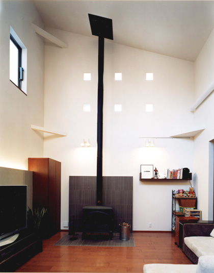 暖炉を設置したリビング