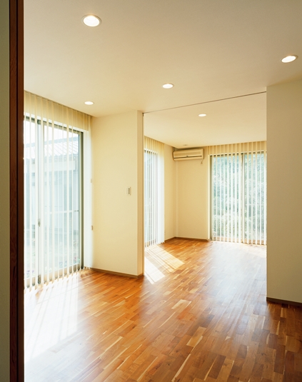 リビングの窓から自然の四季を感じる