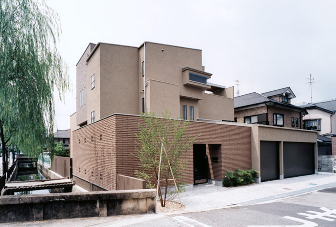 れんが造りの壁が風景にとけ込む