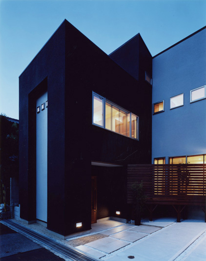 やわらかな灯りが包む夜の外観