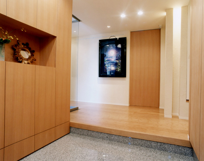 ナチュラルなウッド調でまとめた玄関