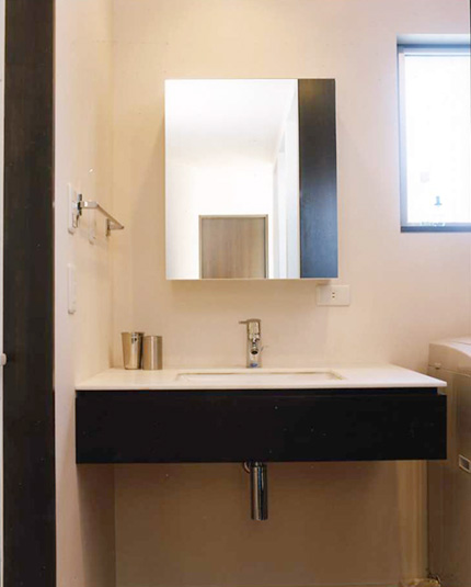 洗面台もモノトーンカラーで