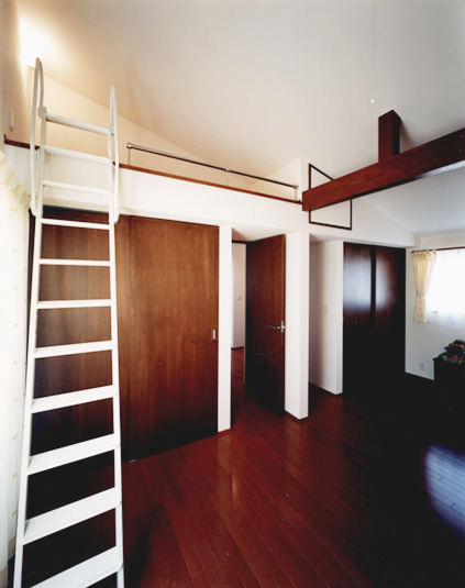 落ち着いた木目調のロフト付き洋室