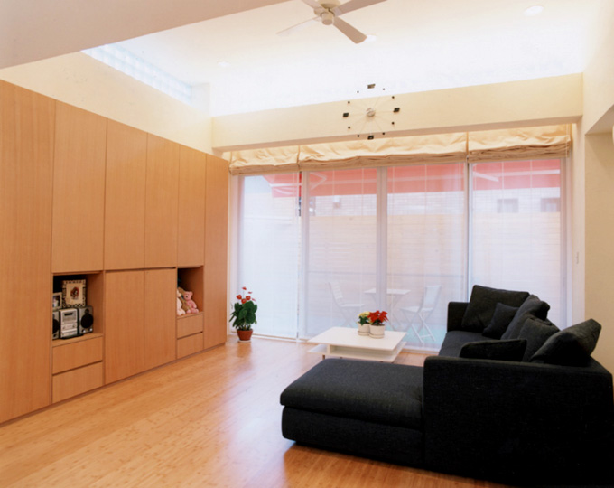 テラスへと開いた明るいリビング