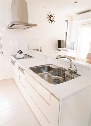 家族の顔が見える真っ白なキッチン