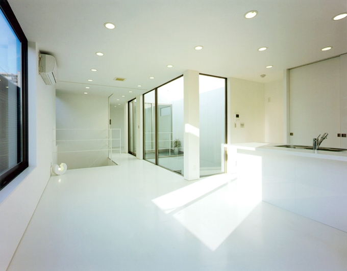 ダークな外観とは対照的に白く統一された内装