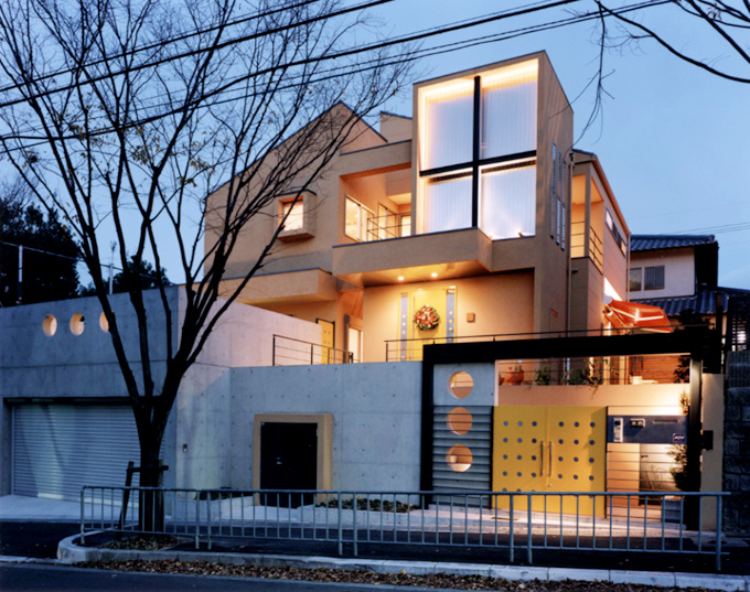 ライトアップで際立つ外観