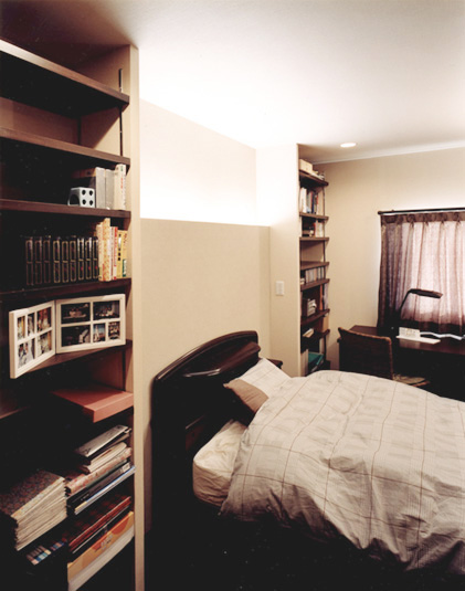 白い壁のシンプルな寝室