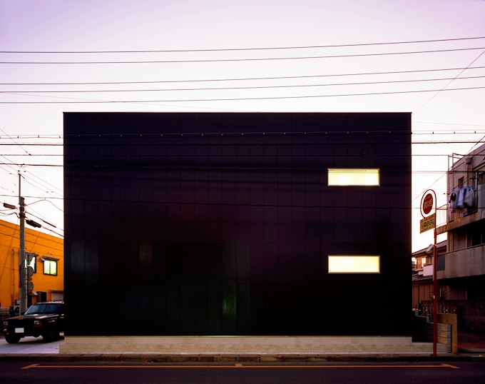 喧騒を断つ閉じた外観