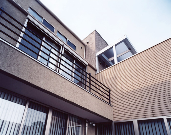 窓を多く設けて日差しを取り込む