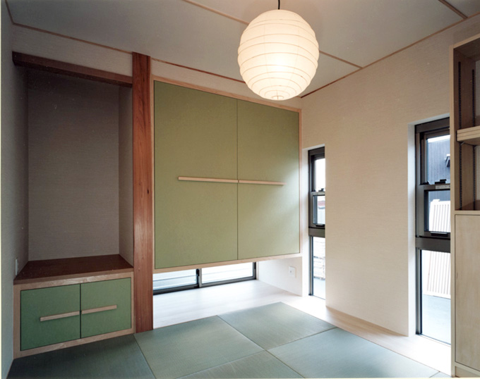 落ち着いた緑の建具がモダンな和室 Fevecasa フェブカーサ