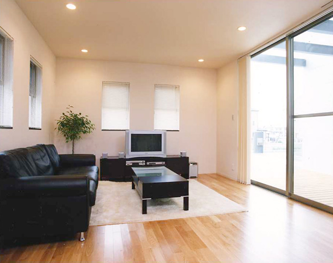 大きな窓のある明るいリビング