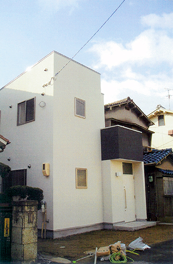 白い箱の連なる外観