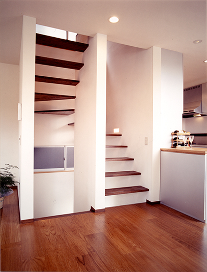 スリット状の風通しの良い階段