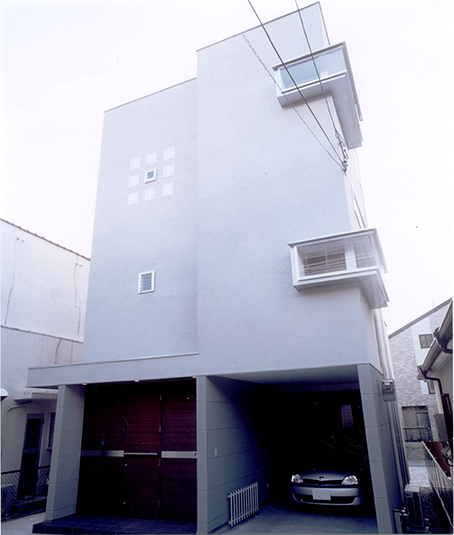 高さのあるコンパクトな外観