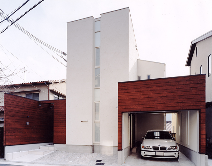 白い箱と木のサイディングが印象的な外観