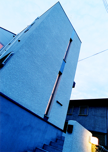 部屋の灯りを逃さない外観