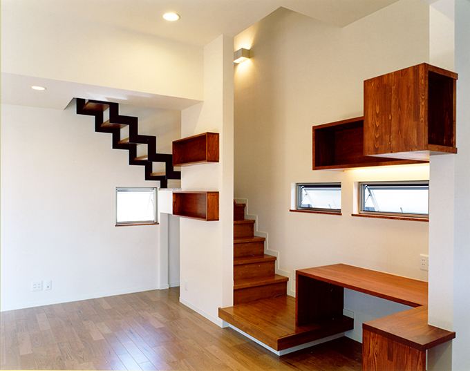 木材の収納BOXが並ぶリビング