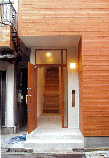 木製のサイディングが印象的な外観