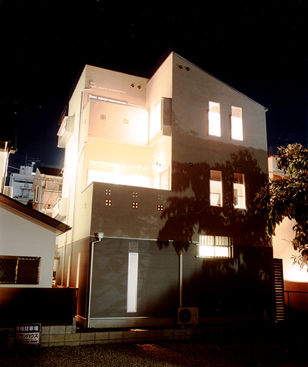 部屋の灯りが溢れる裏側から見る外観