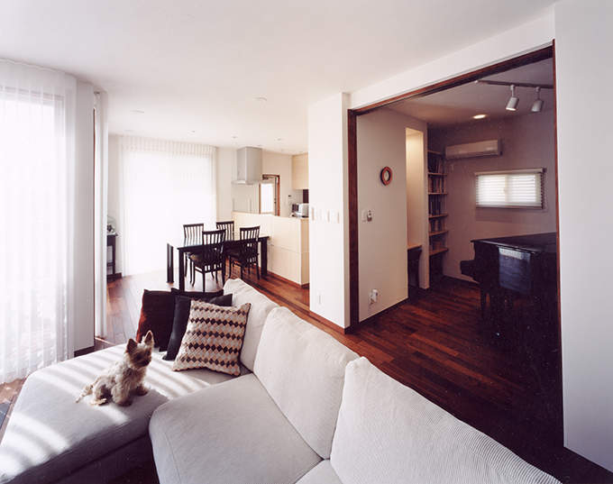 リビングの一角に配置したピアノ室